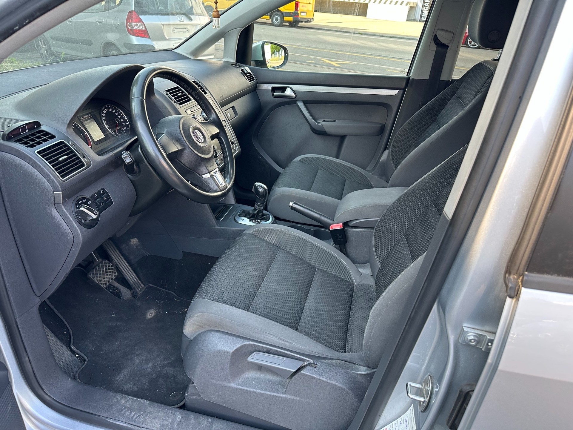 VW Touran 1.6 TDI Team DSG-image-11