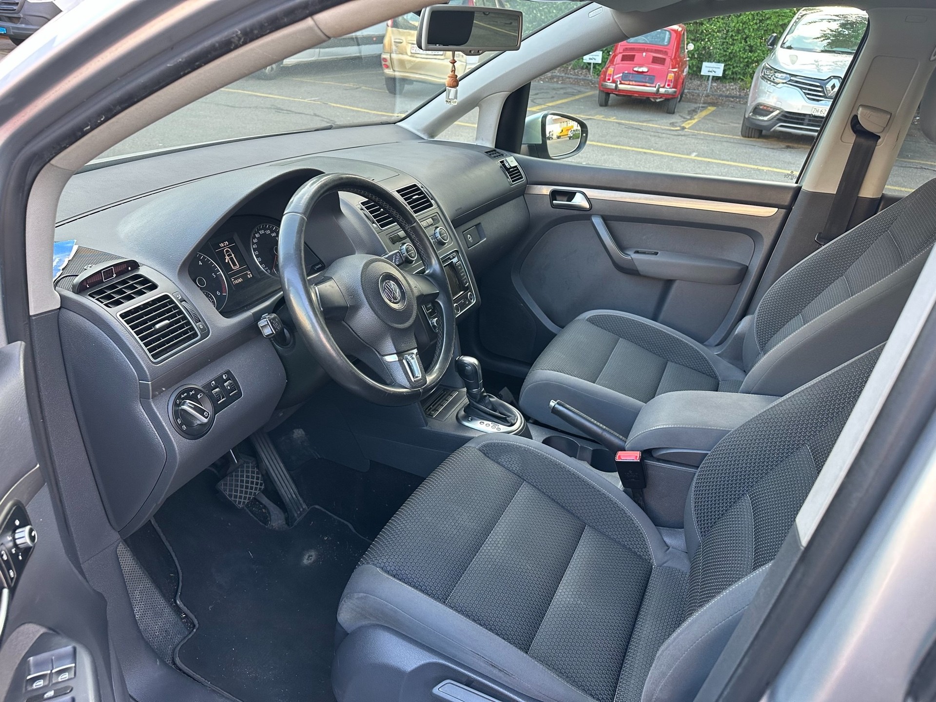 VW Touran 1.6 TDI Team DSG-image-9