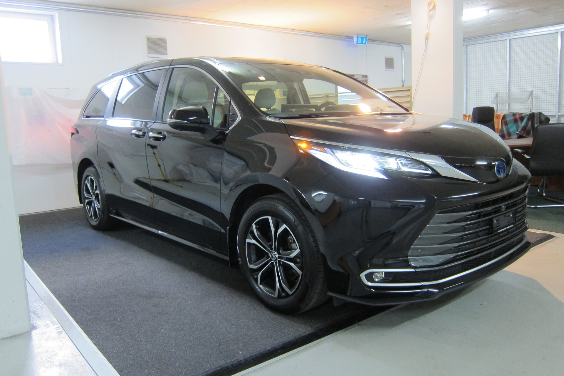 TOYOTA SIENNA 2025 PLATINUM AWD-image-1