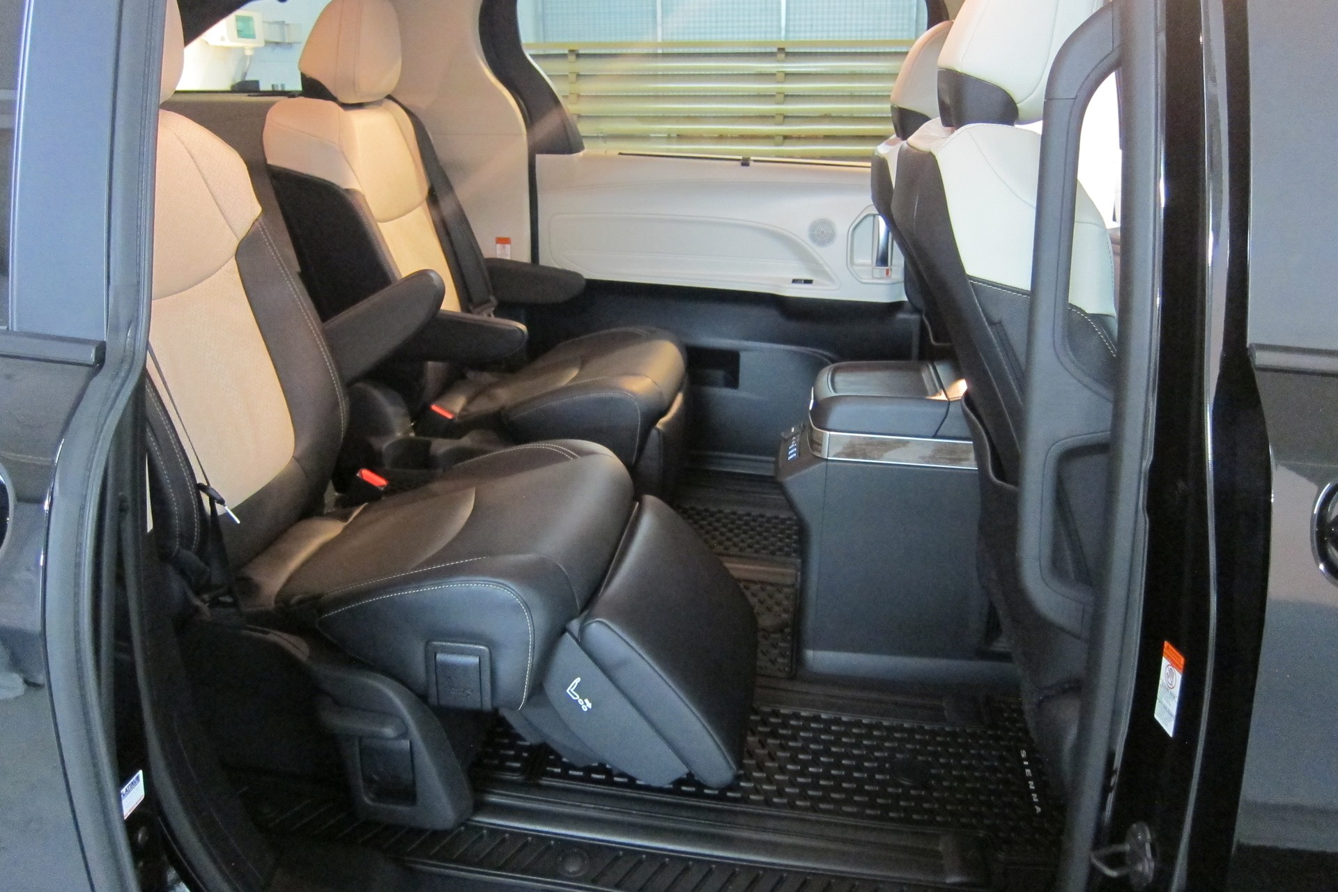 TOYOTA SIENNA 2025 PLATINUM AWD-image-11