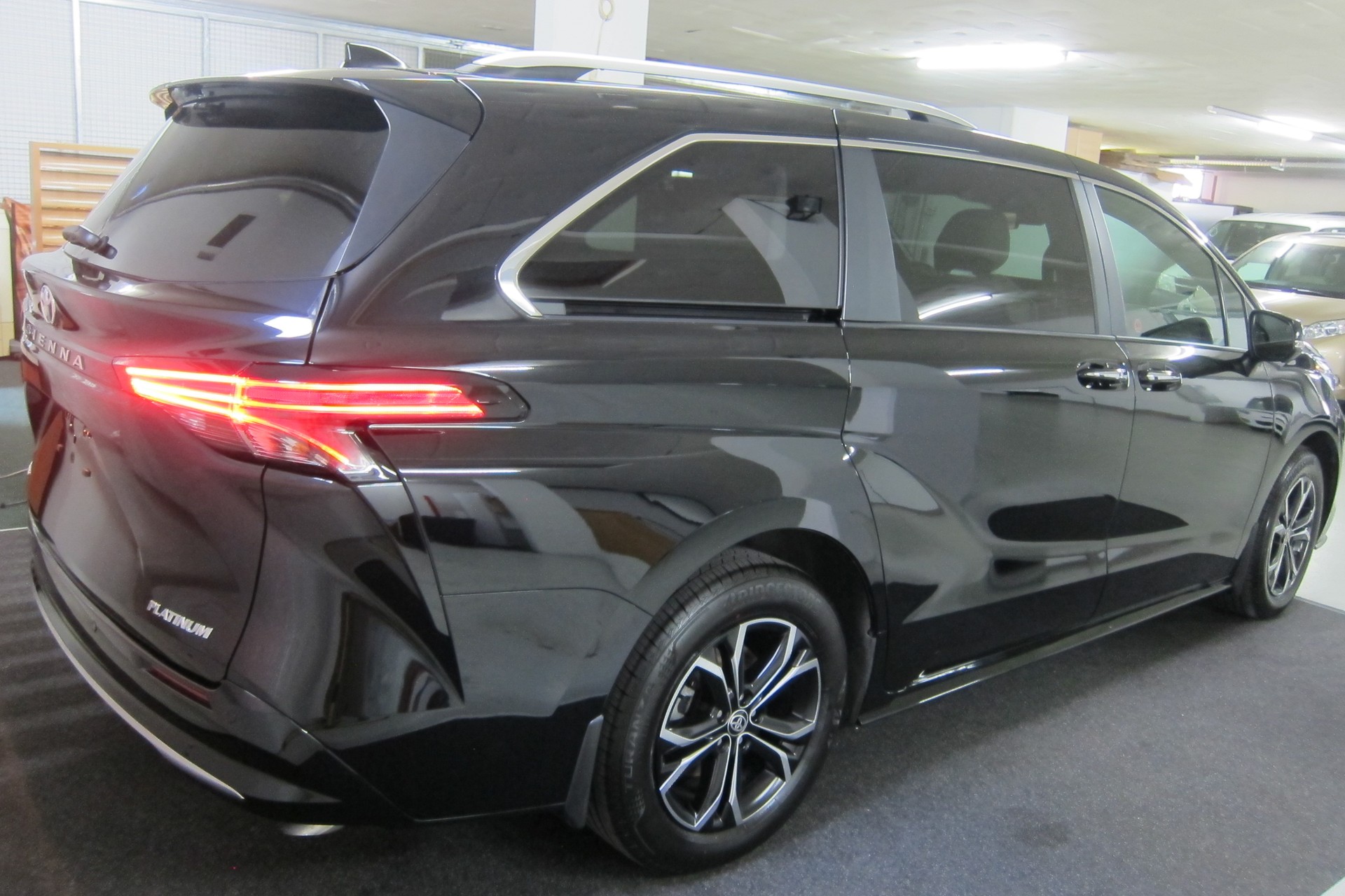 TOYOTA SIENNA 2025 PLATINUM AWD-image-4