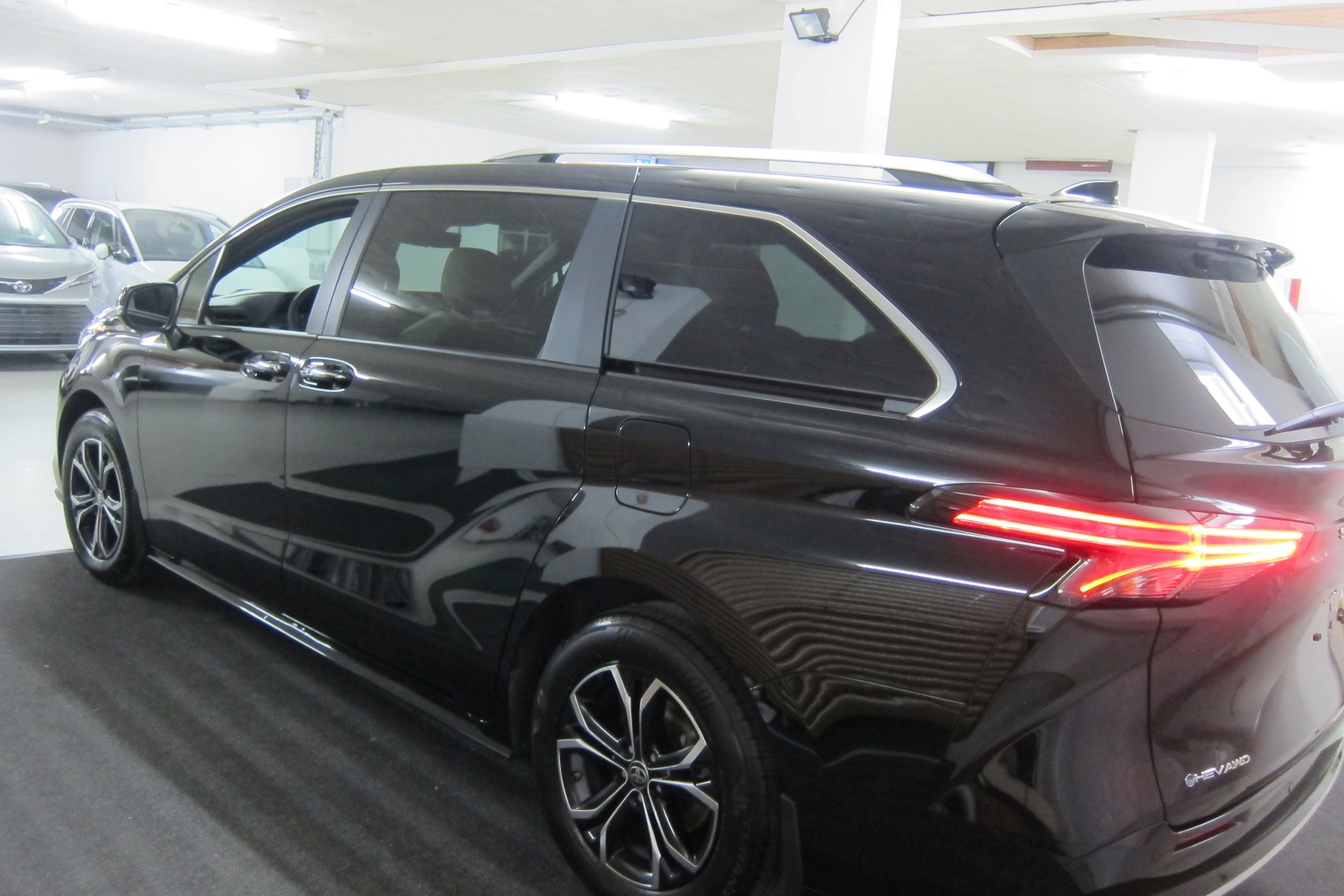 TOYOTA SIENNA 2025 PLATINUM AWD-image-3