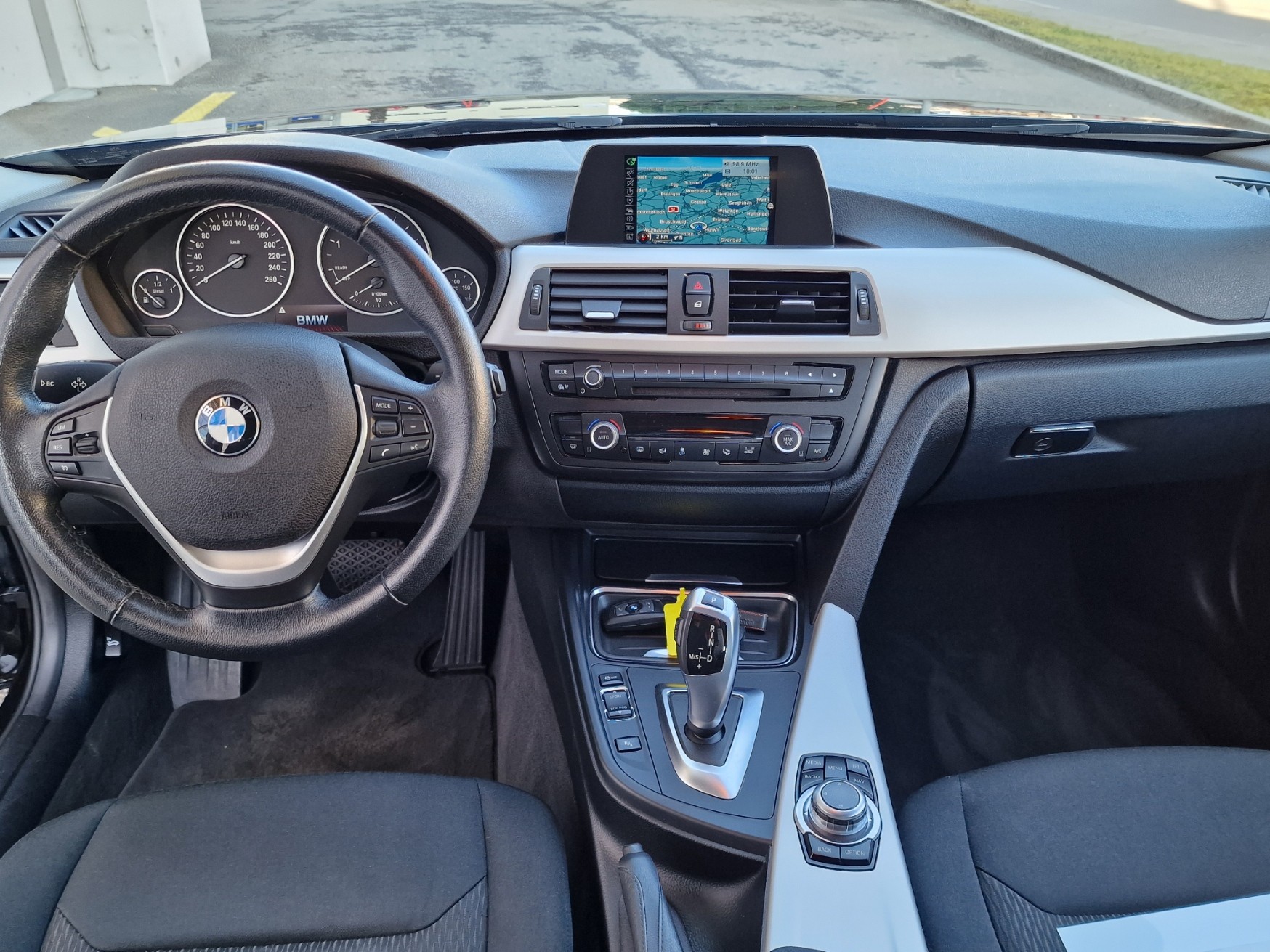 BMW 320d Touring Steptronic-image-10