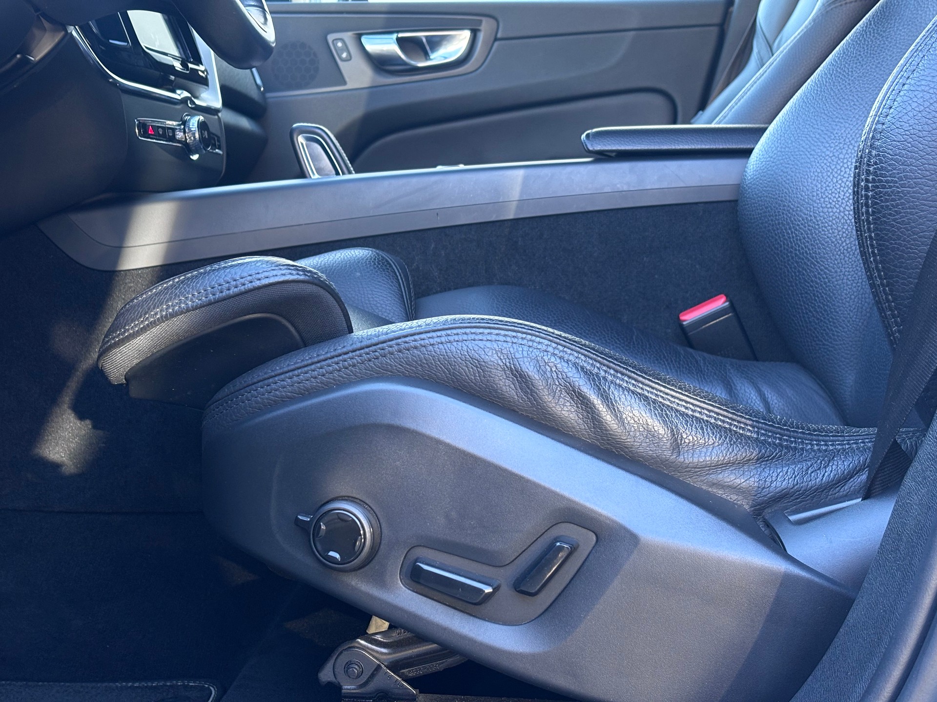VOLVO XC60 B4 Diesel Mild Hybrid AWD R-Design Geartronic-image-13