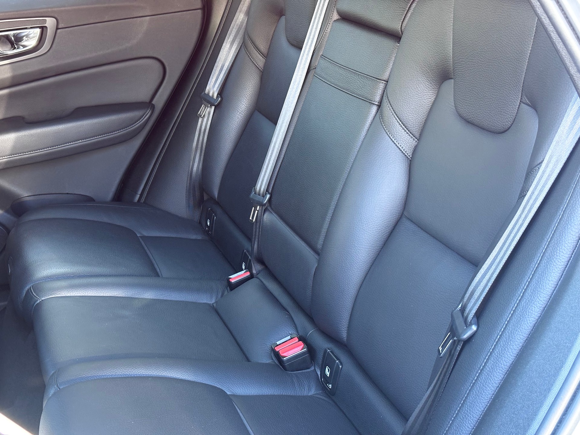 VOLVO XC60 B4 Diesel Mild Hybrid AWD R-Design Geartronic-image-25
