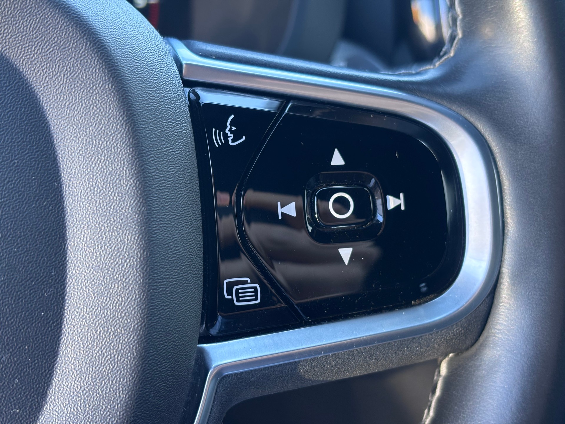 VOLVO XC60 B4 Diesel Mild Hybrid AWD R-Design Geartronic-image-20