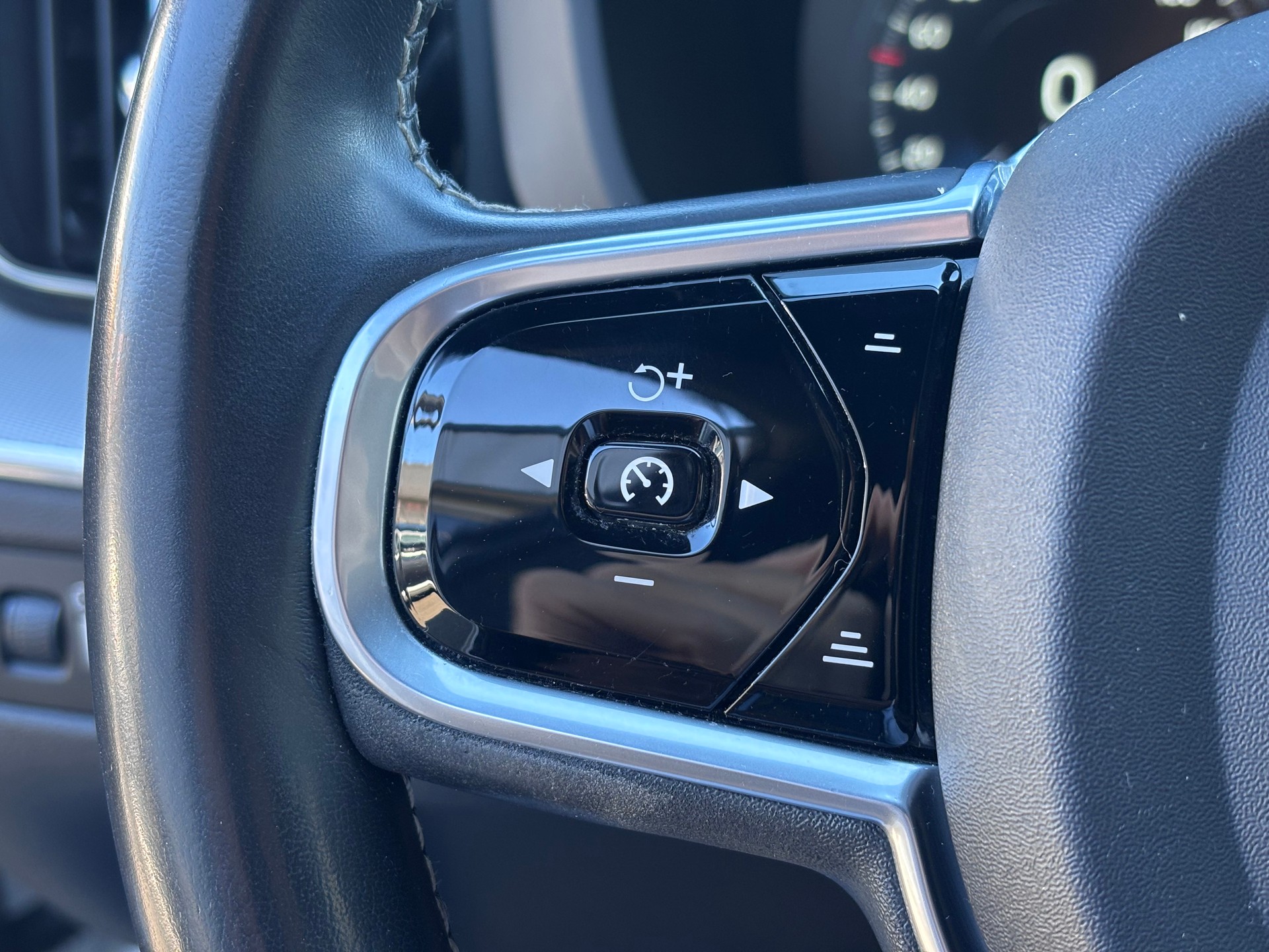 VOLVO XC60 B4 Diesel Mild Hybrid AWD R-Design Geartronic-image-19