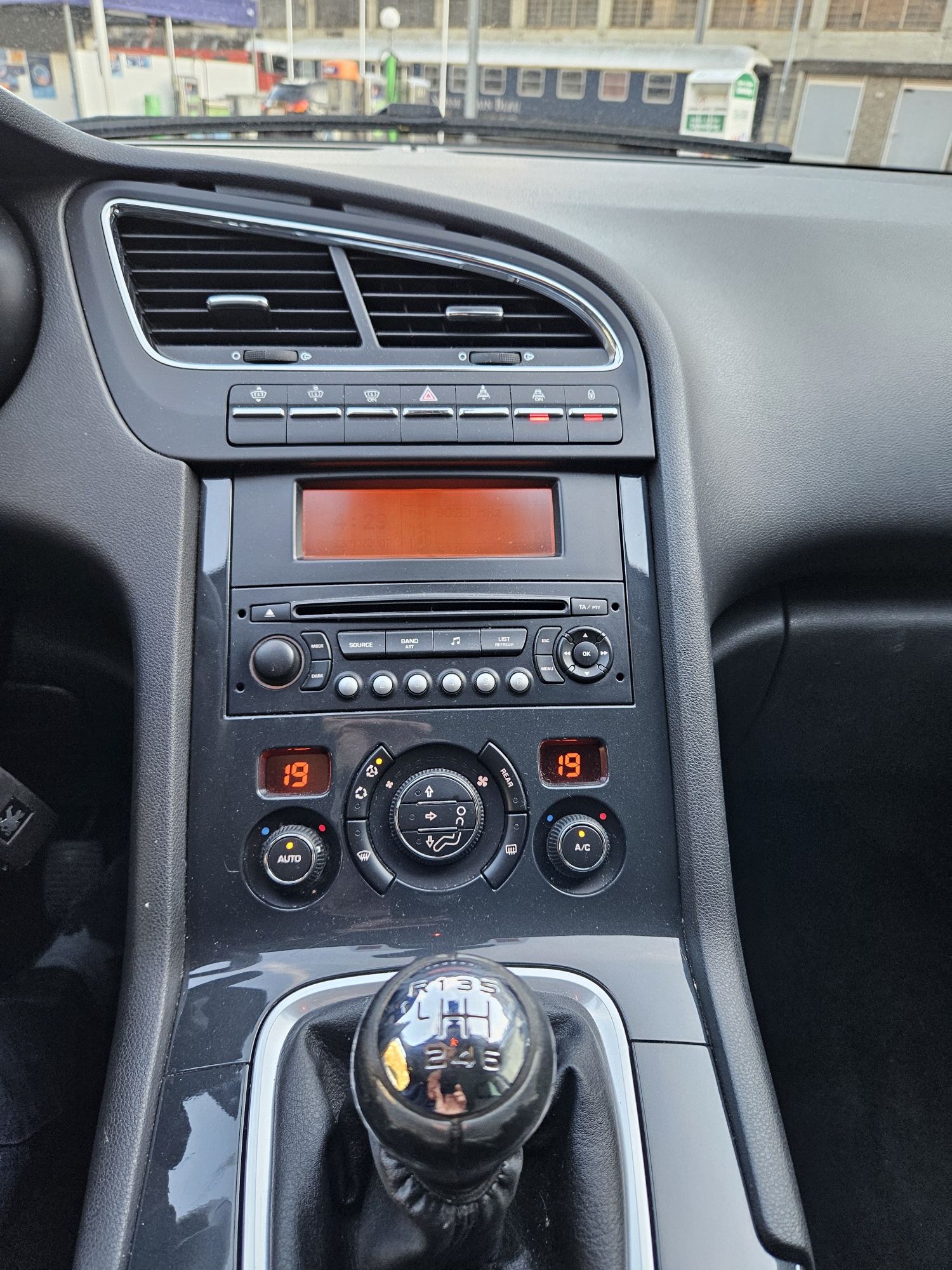 PEUGEOT 5008 1.6 16V T Sport Pack-image-4