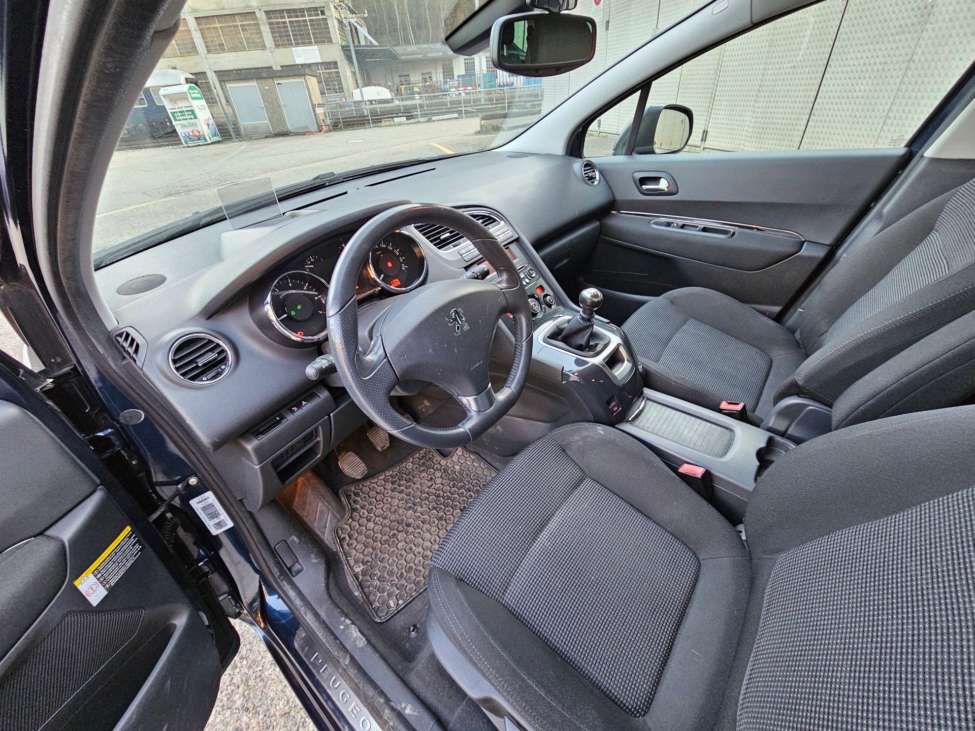 PEUGEOT 5008 1.6 16V T Sport Pack-image-5