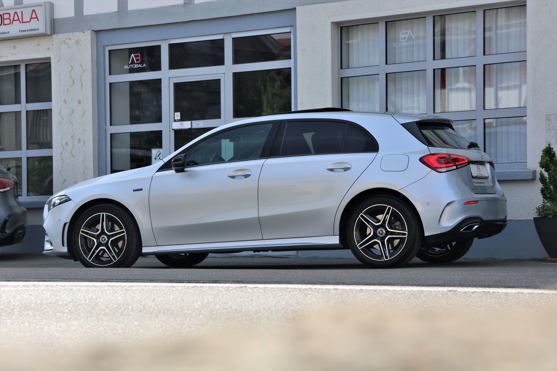 MERCEDES-BENZ A 250e AMG Line 8G-DCT (CH)-showroom-element-3