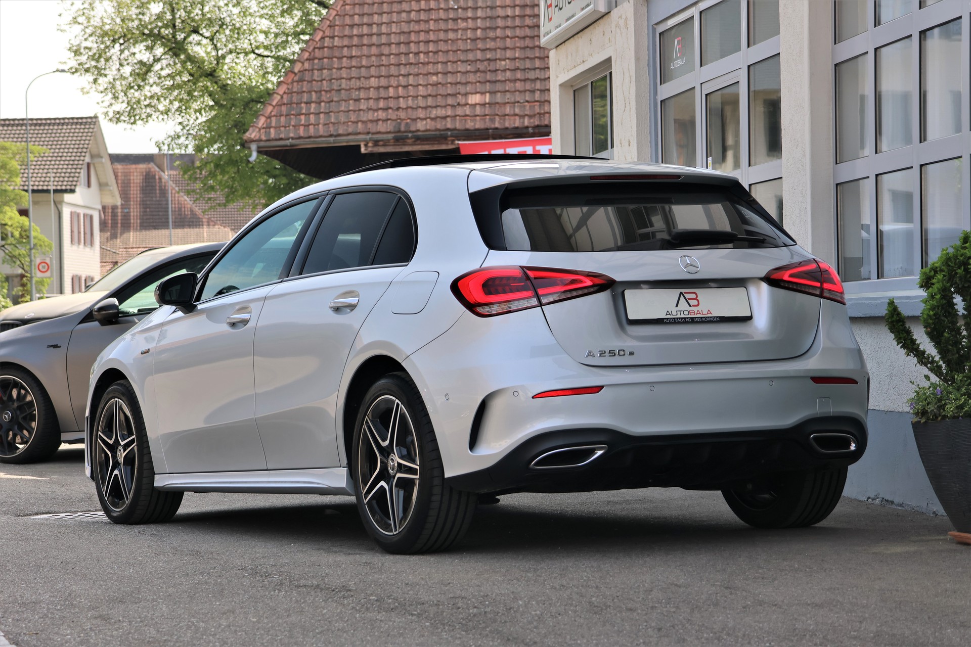 MERCEDES-BENZ A 250e AMG Line 8G-DCT (CH)-showroom-element-2