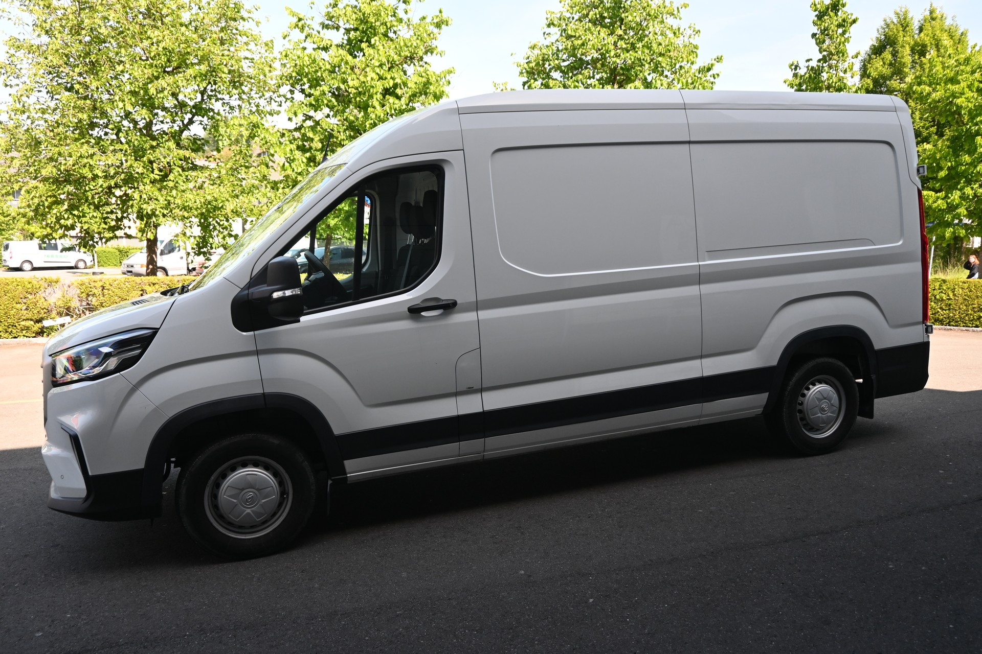 MAXUS Deliver 9 2.0D L4 RWD Base-showroom-element-2
