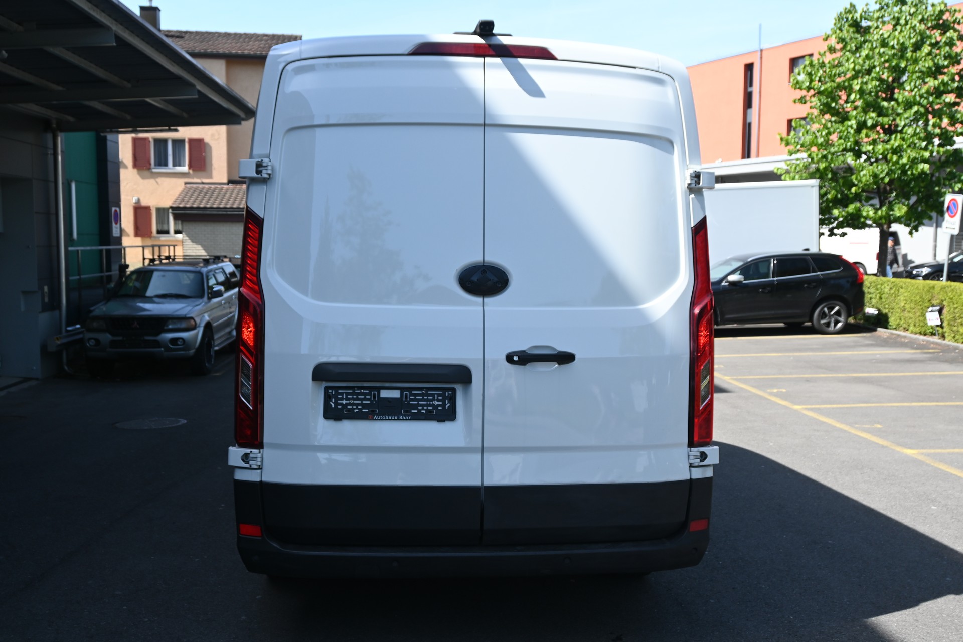 MAXUS Deliver 9 2.0D L4 RWD Base-showroom-element-3