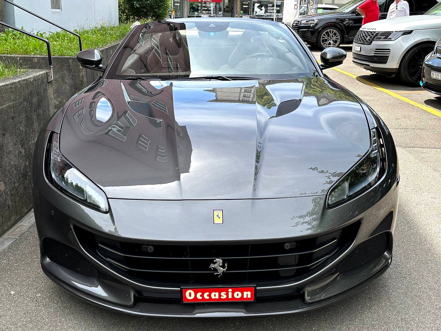 FERRARI Portofino M-showroom-element-1