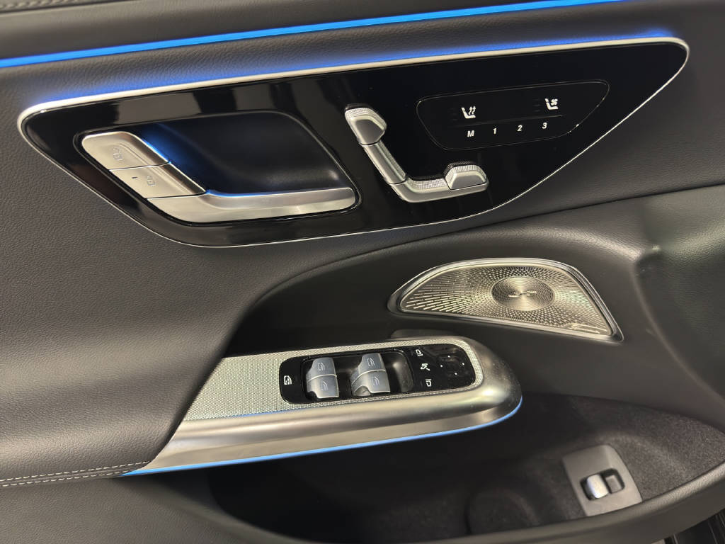MERCEDES-BENZ E 300 de AMG Line 4Matic T-Modell-image-5