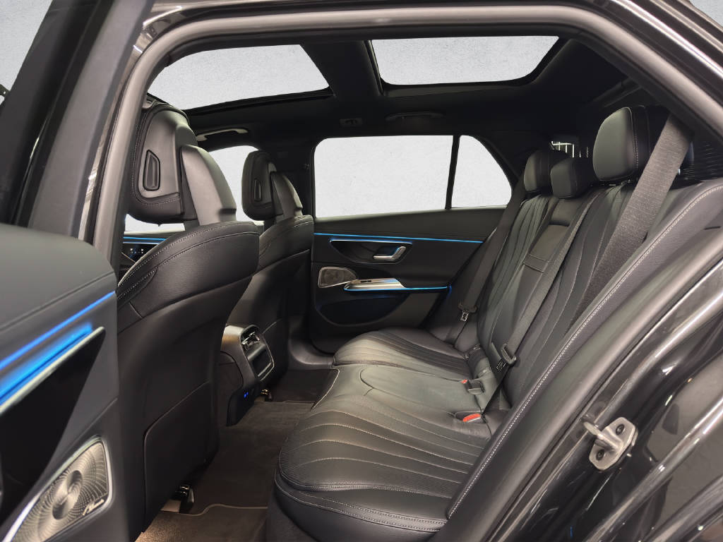 MERCEDES-BENZ E 300 de AMG Line 4Matic T-Modell-image-12