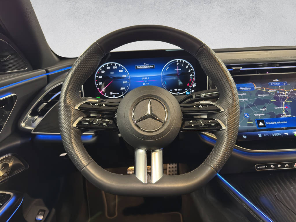 MERCEDES-BENZ E 300 de AMG Line 4Matic T-Modell-image-11