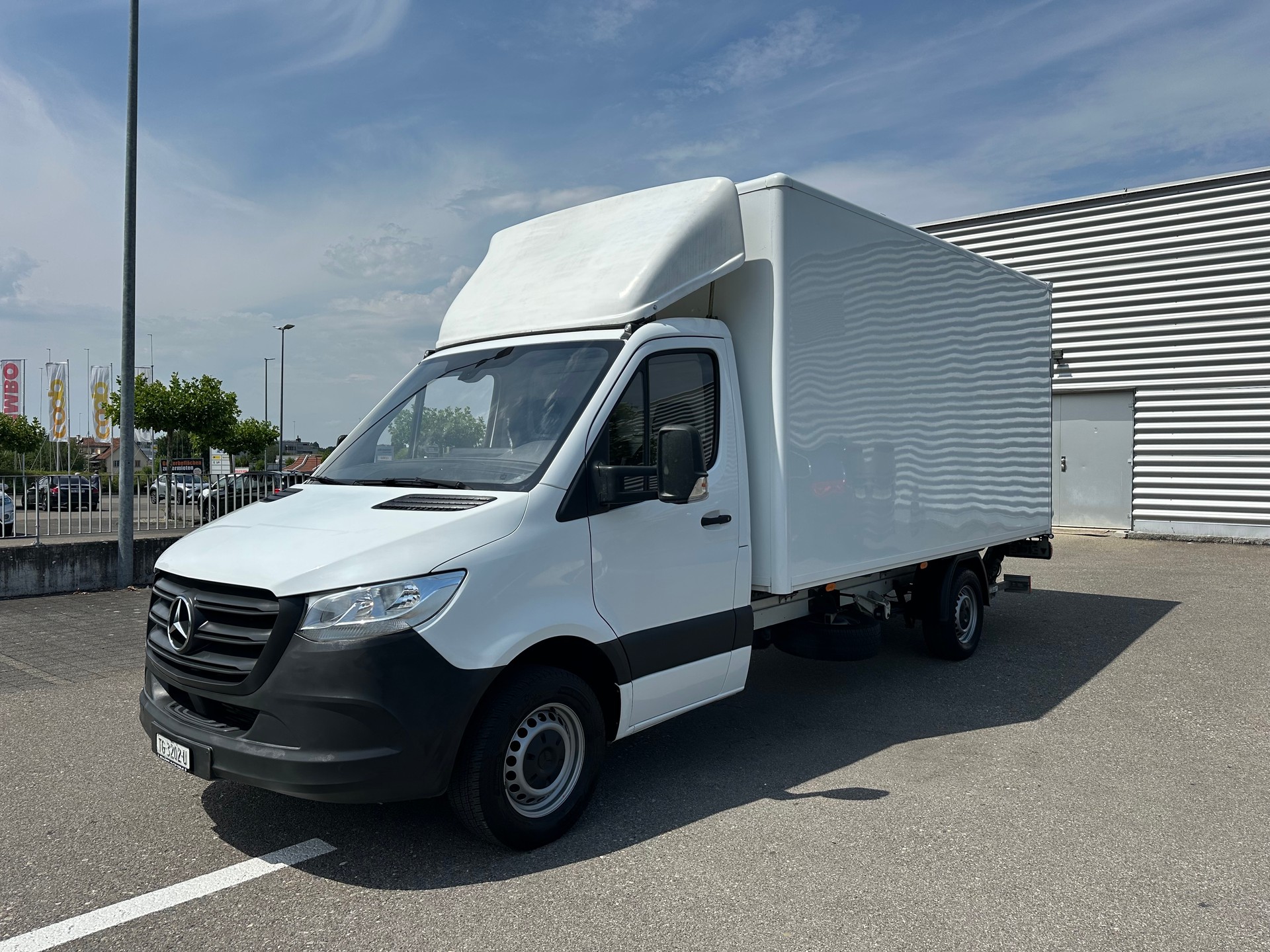 MERCEDES-BENZ Kofferaufbau mit Hebebühne / Anhängerkupplung 3,5t