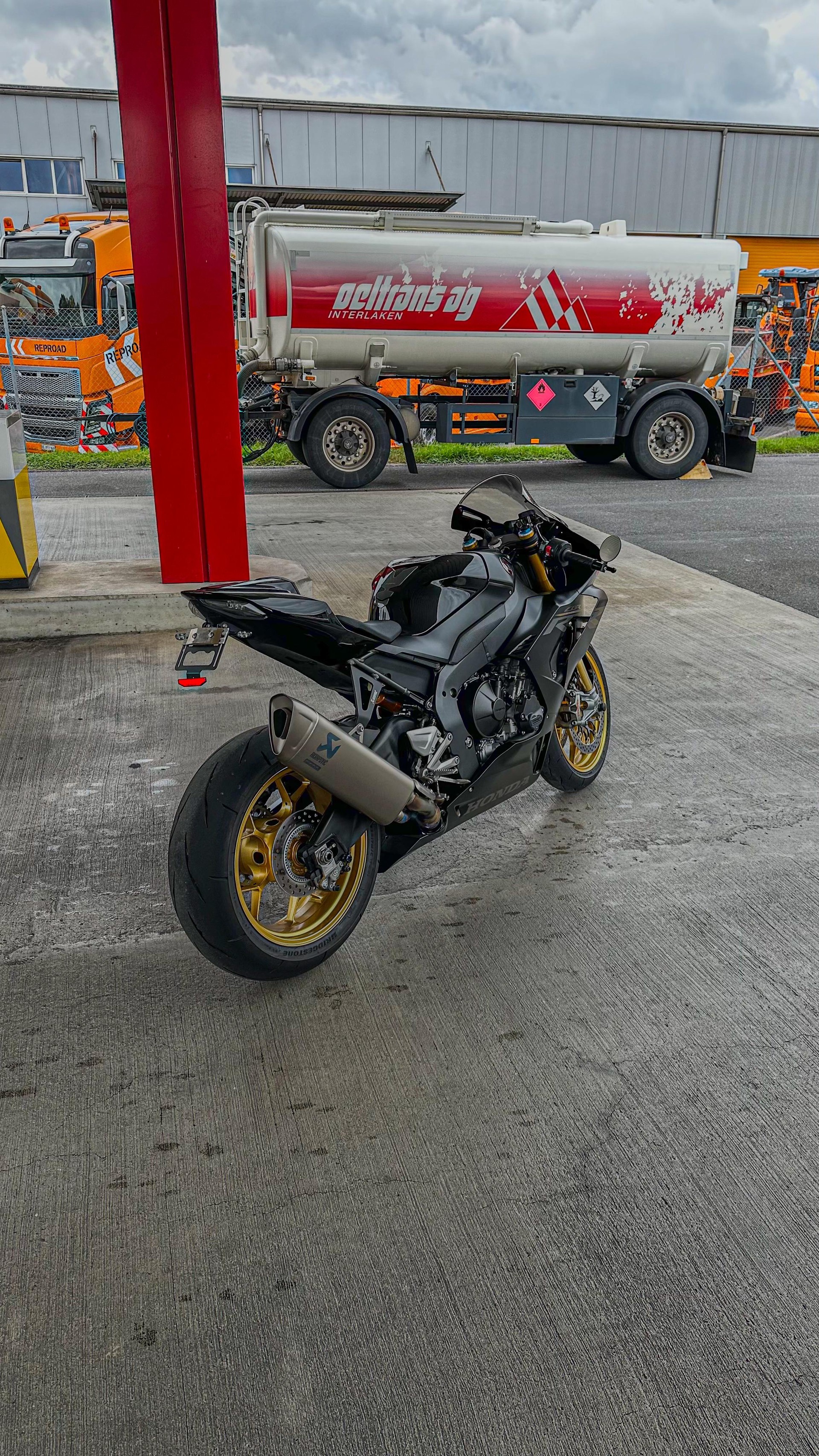 HONDA CBR 1000 RR-R SP-image-2