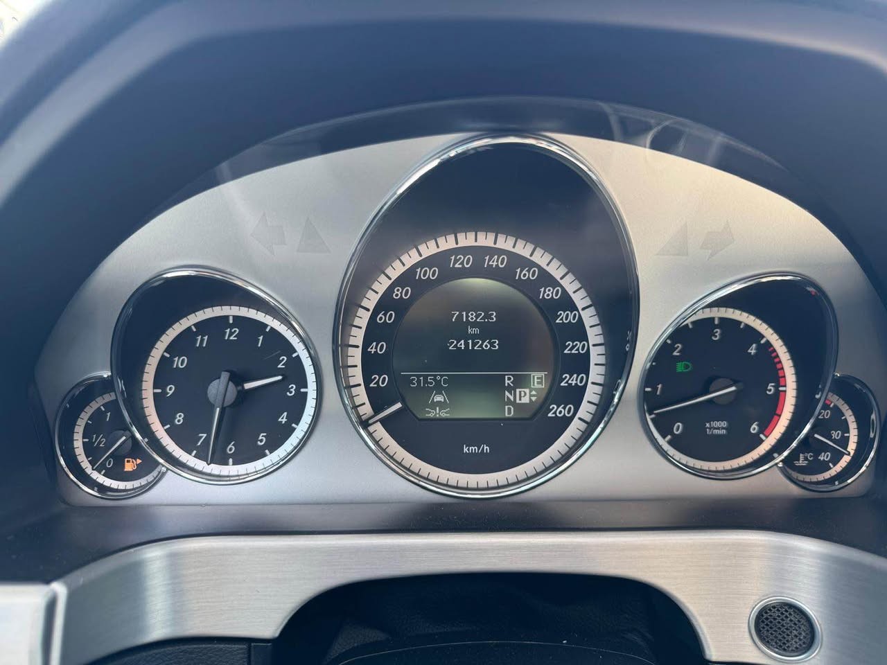 MERCEDES-BENZ E 350 CDI BlueEff. Avantgarde 4Matic 7G-Tronic-image-14