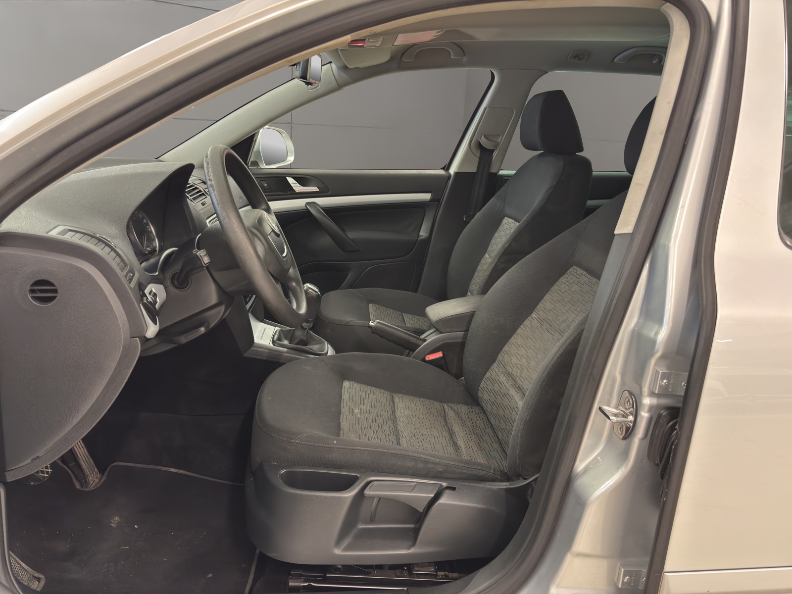 SKODA Octavia Combi 1.6 TDI Ambiente-image-8
