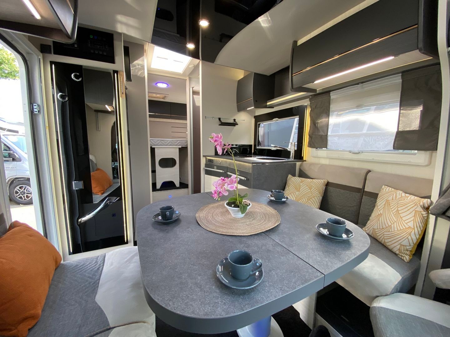 CHALLENGER Graphite 337GA Premium, Ford Transit 2.0TDCi 170PS Automat-image-7