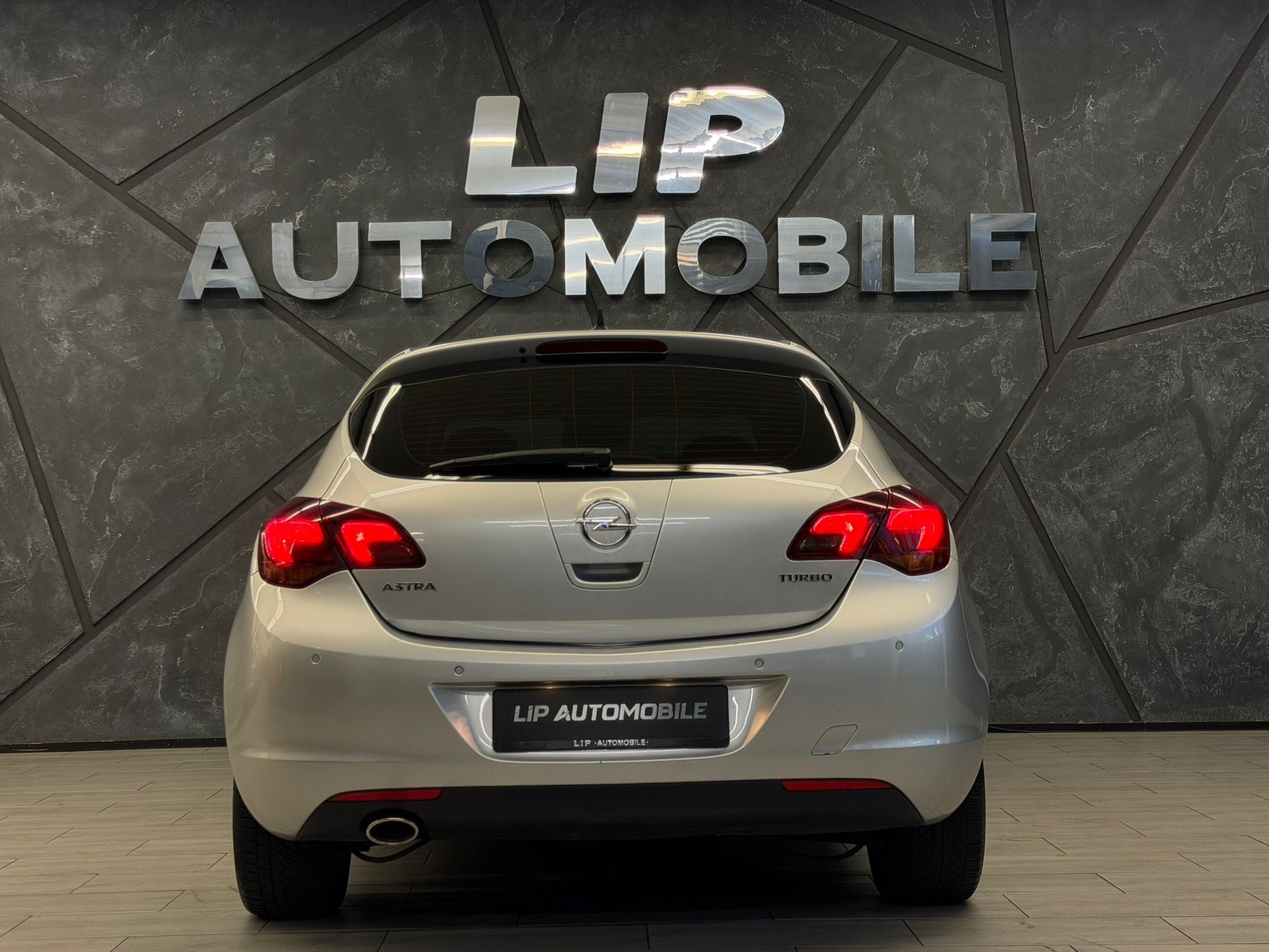 OPEL Astra 1.6i 16V Turbo Cosmo Automatic-image-6