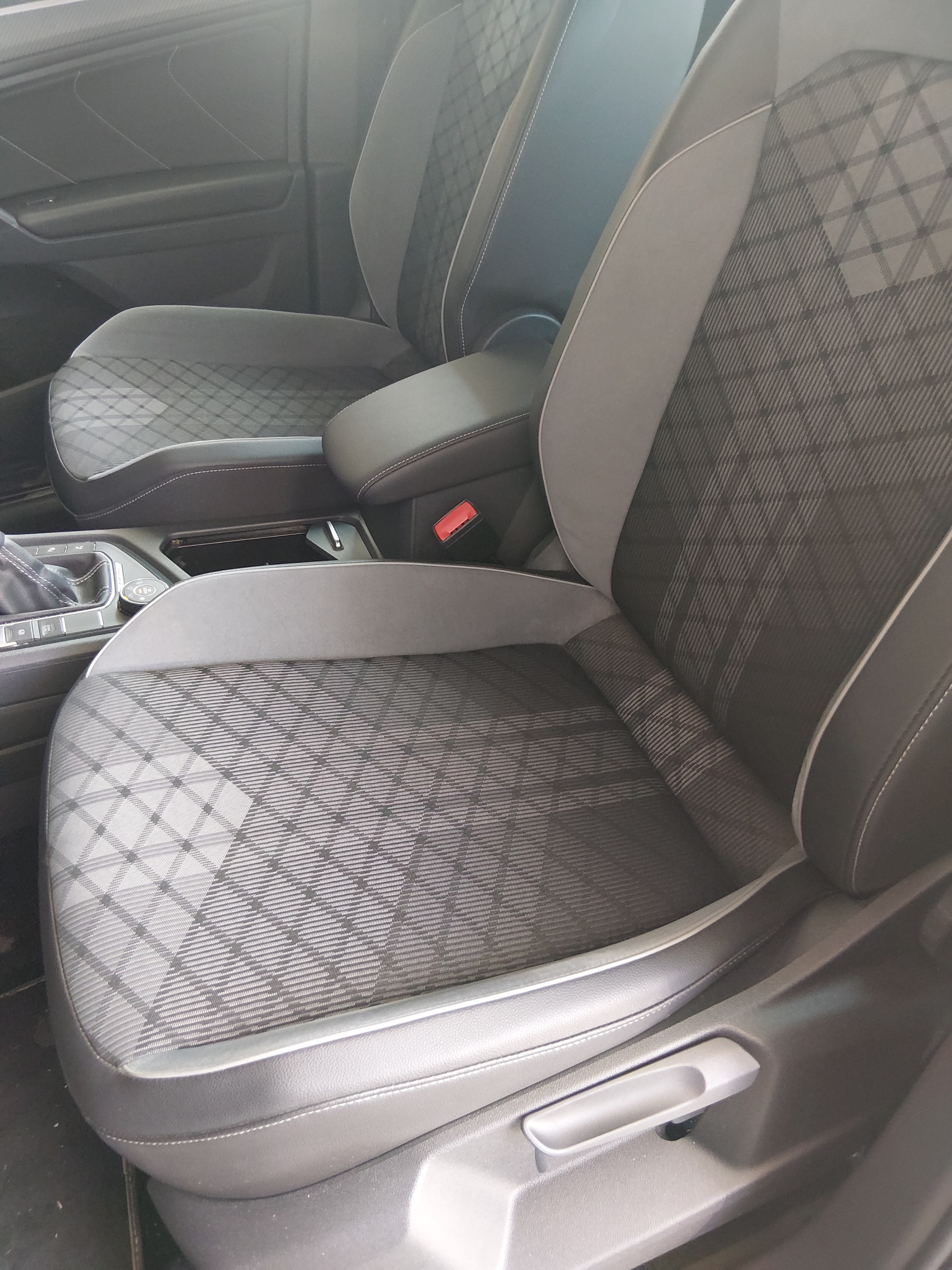 VW Tiguan 2.0 TDI SCR R-Line 4Motion DSG-image-8