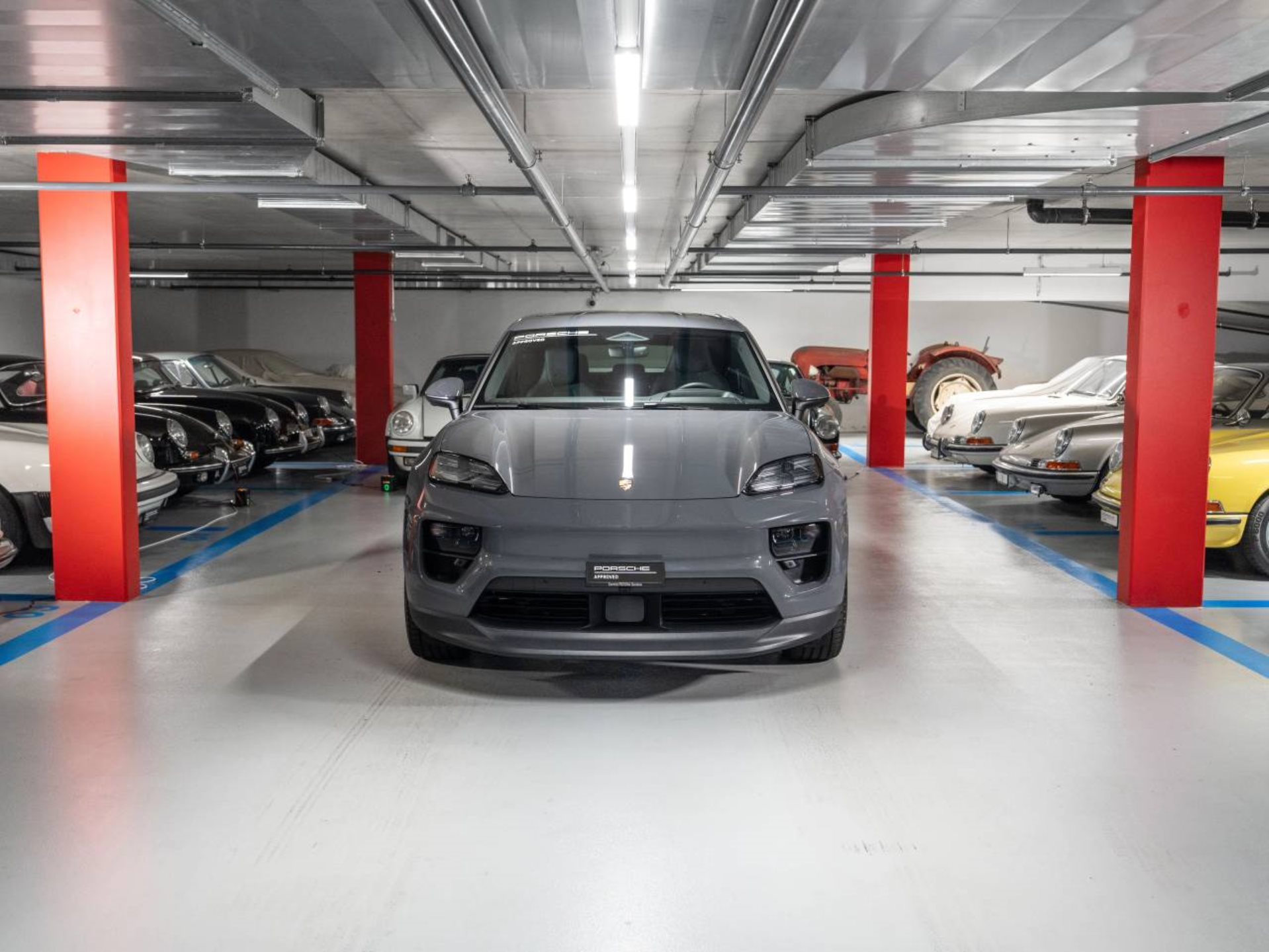 PORSCHE Macan 4-showroom-element-1