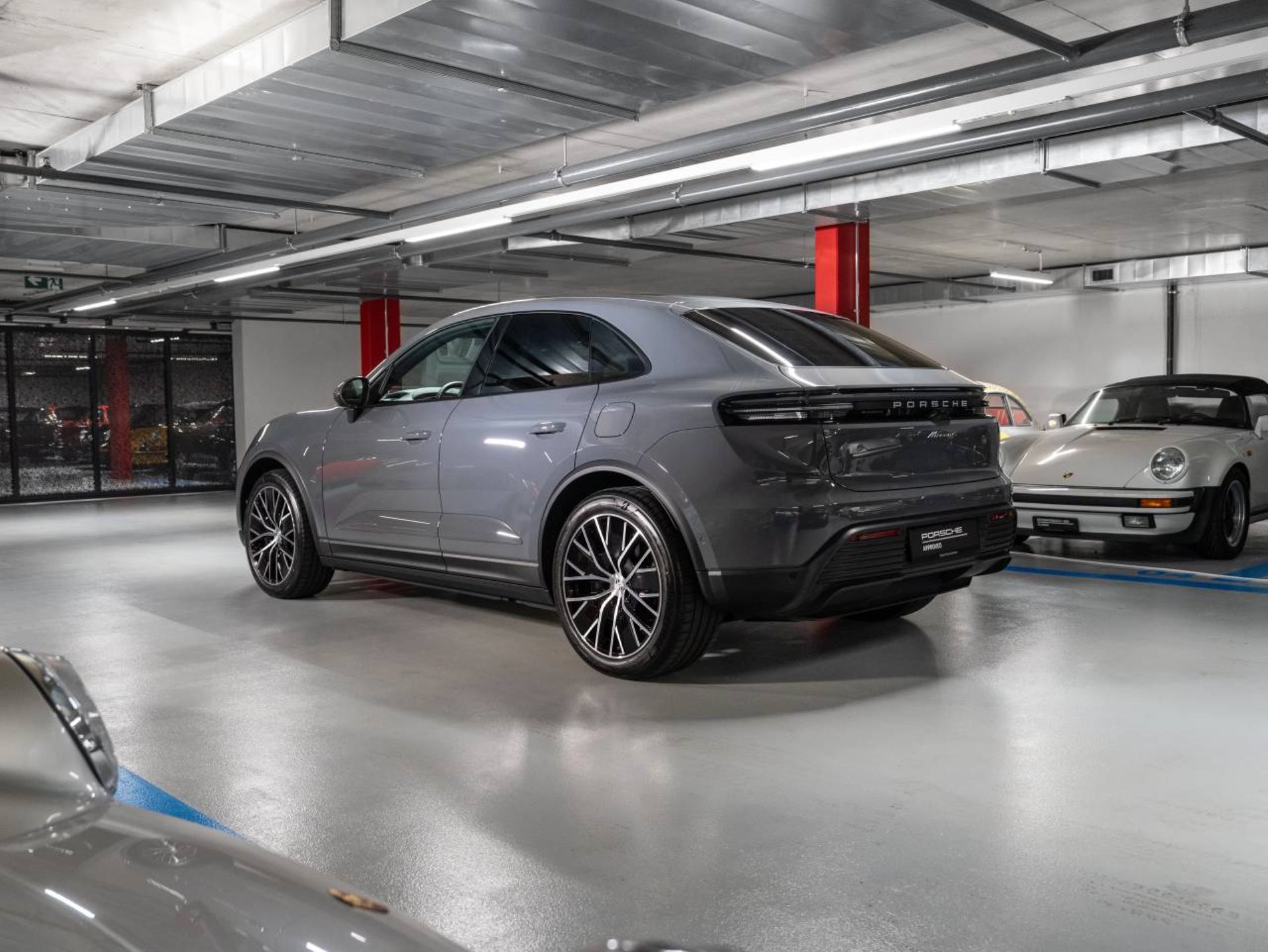 PORSCHE Macan 4-showroom-element-2