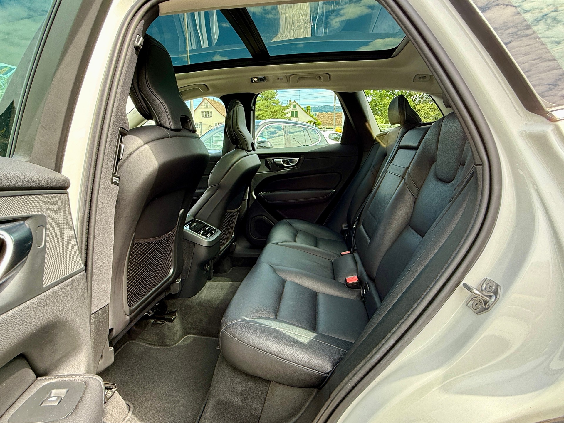 VOLVO XC60 B4 Diesel Mild Hybrid AWD Inscription Geartronic-image-10