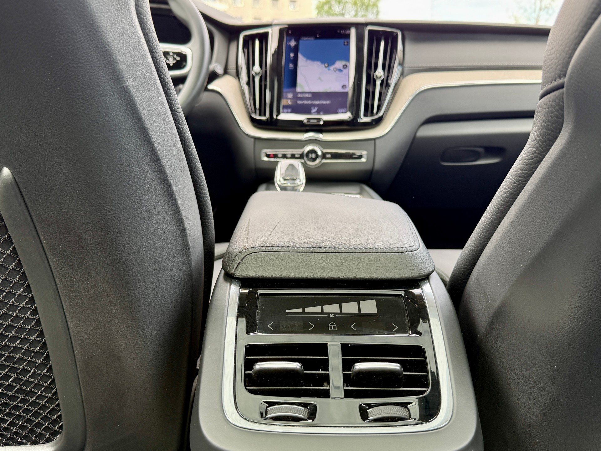 VOLVO XC60 B4 Diesel Mild Hybrid AWD Inscription Geartronic-image-15