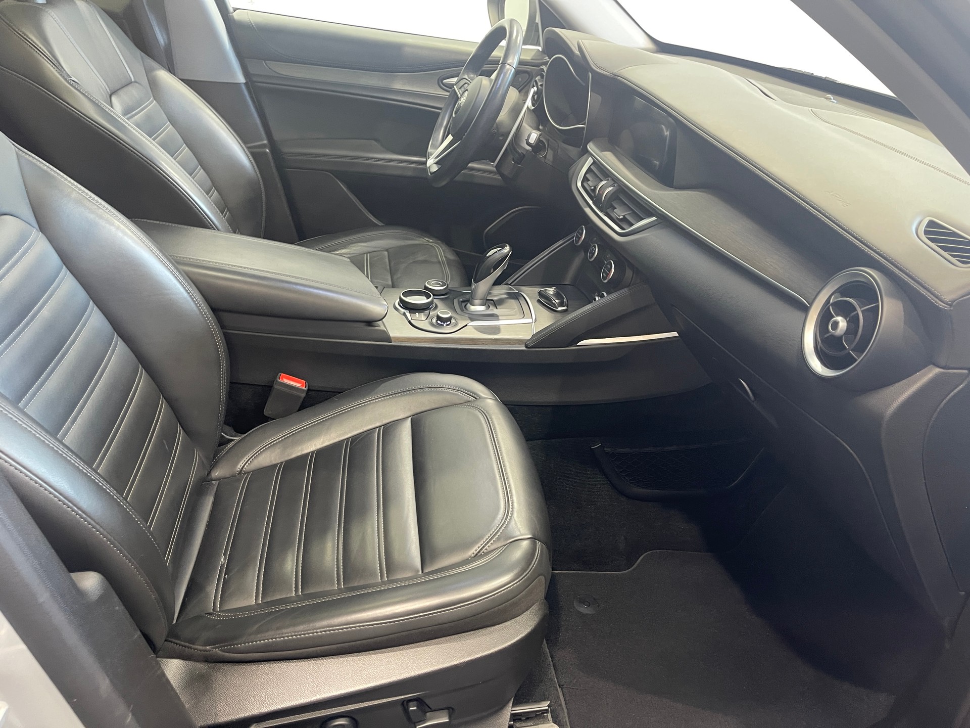 ALFA ROMEO Stelvio 2.0 Executive Q4 Automatic-image-11