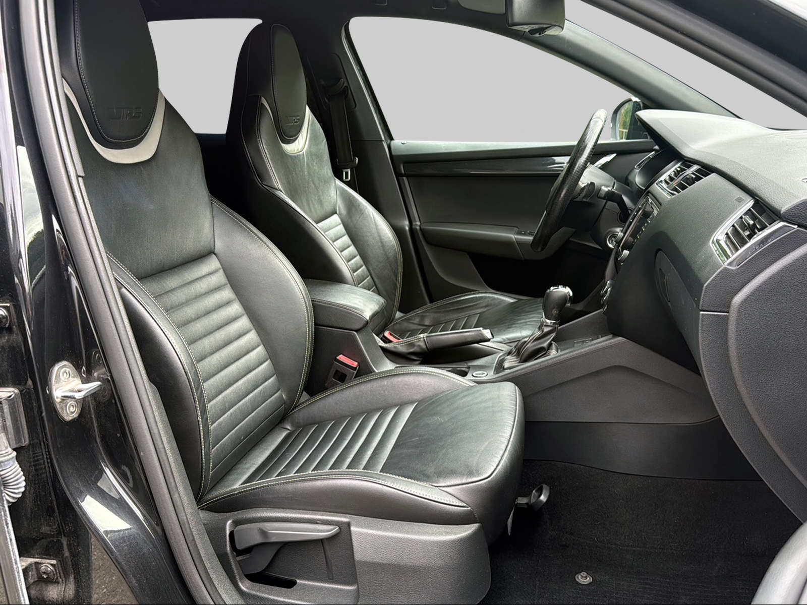 SKODA Octavia Combi 2.0 TDI RS 4x4 DSG-image-15