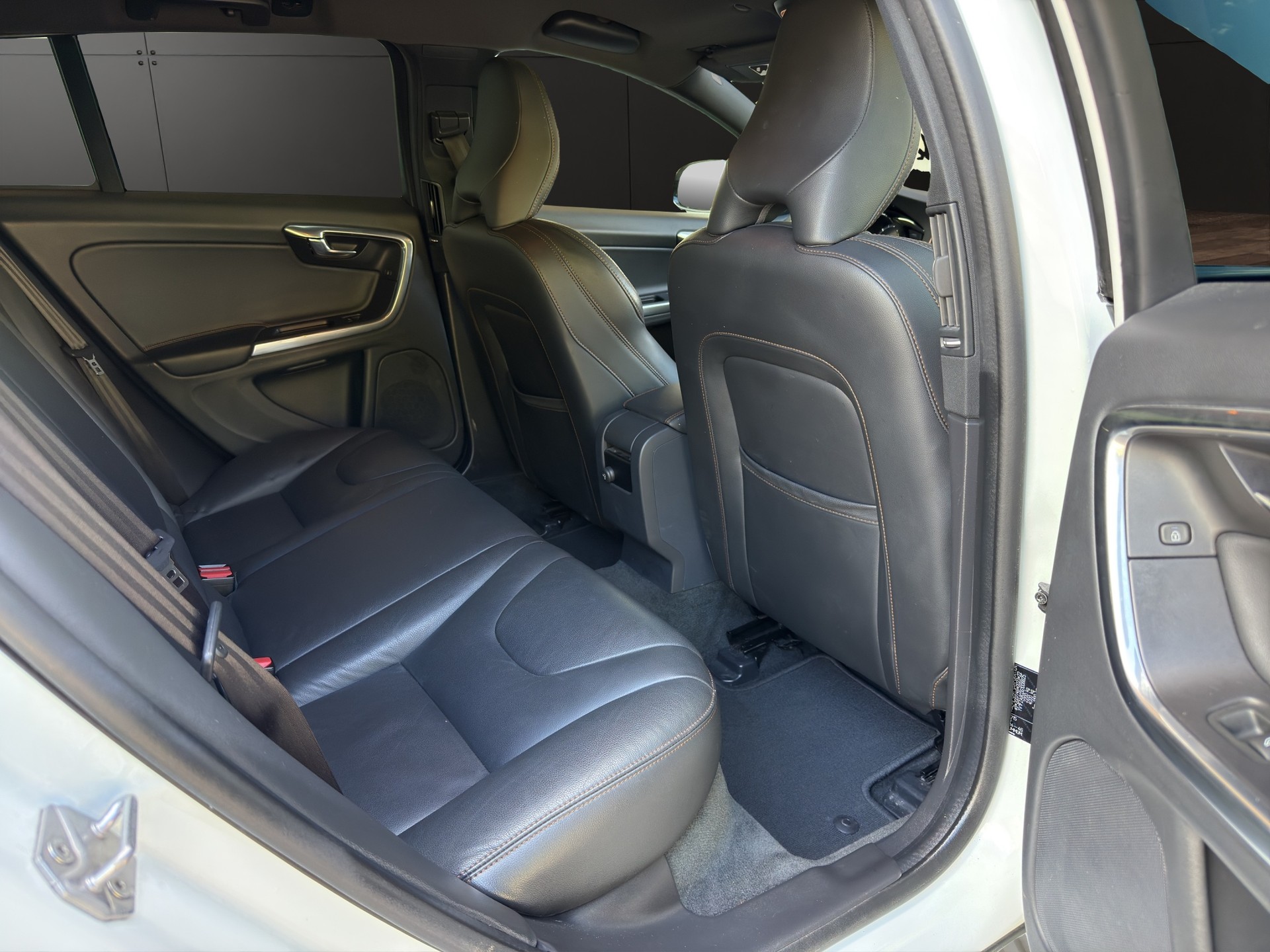 VOLVO V60 Cross Country D4 Kinetic Geartronic-image-11