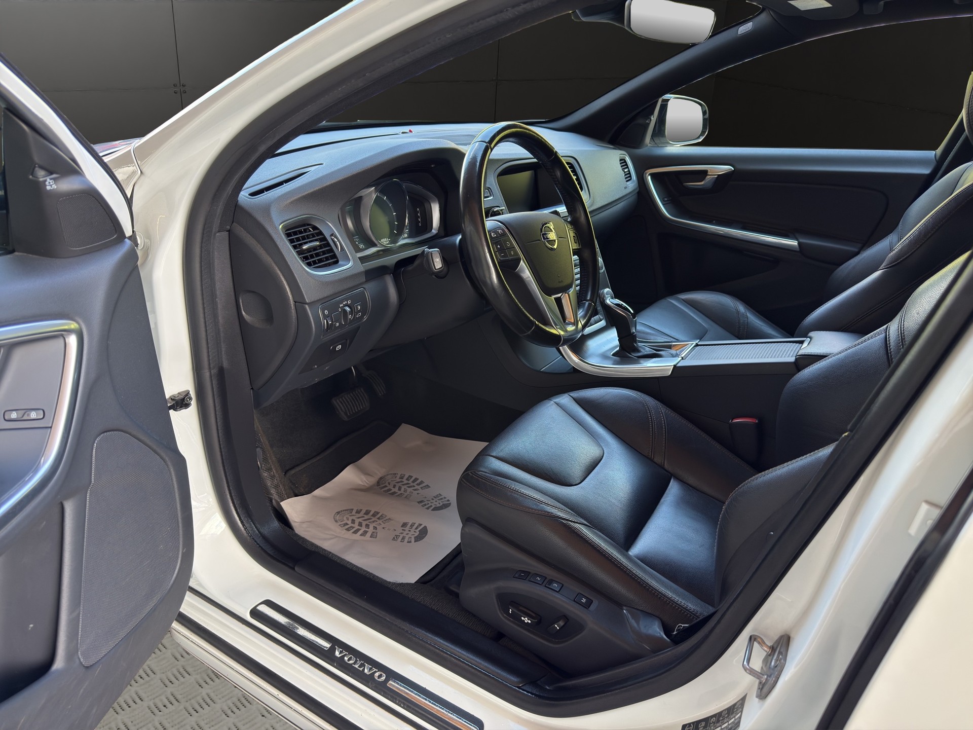 VOLVO V60 Cross Country D4 Kinetic Geartronic-image-12