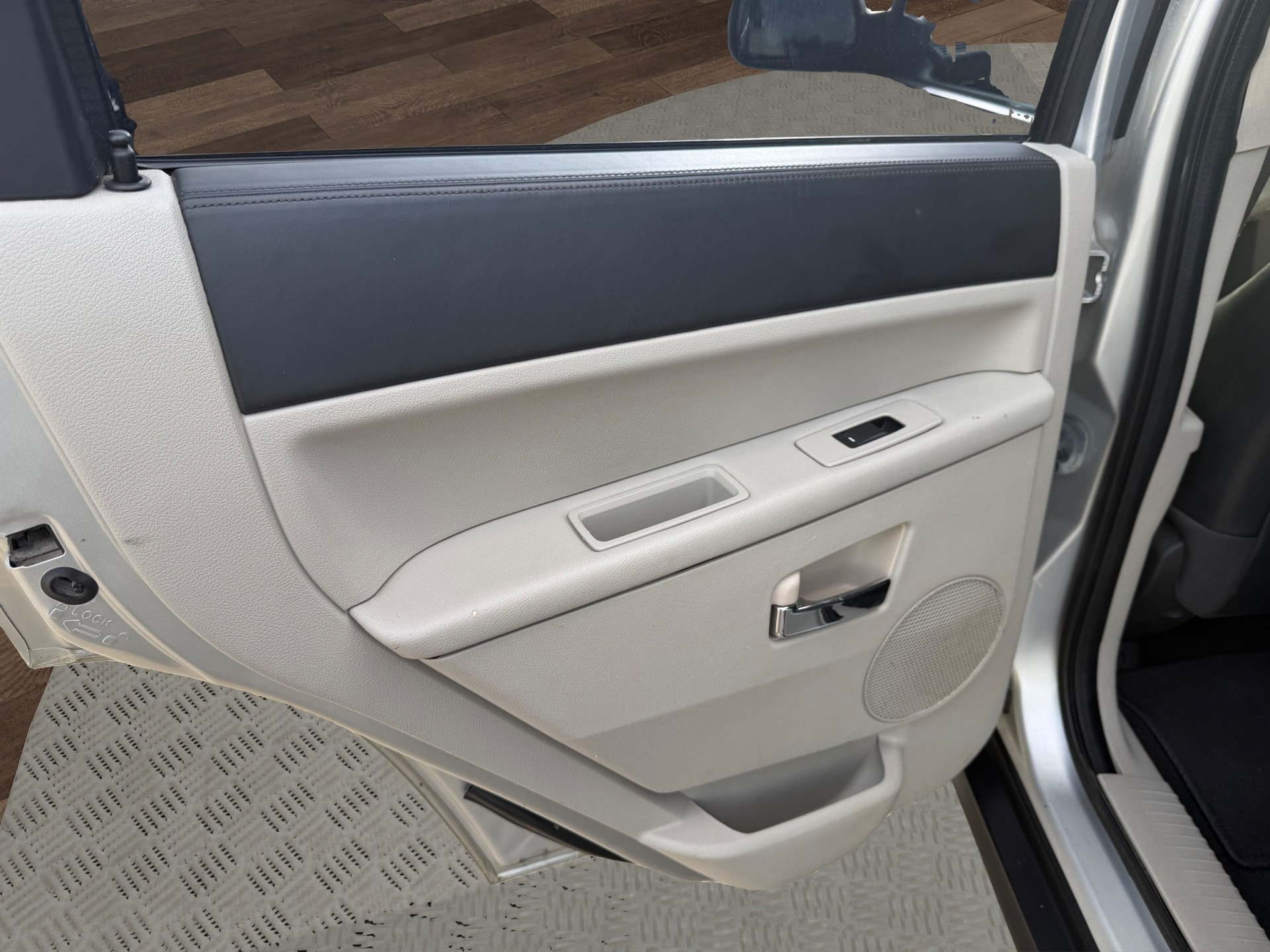 JEEP Grand Cherokee 3.0 CRD Laredo Automatic-image-10