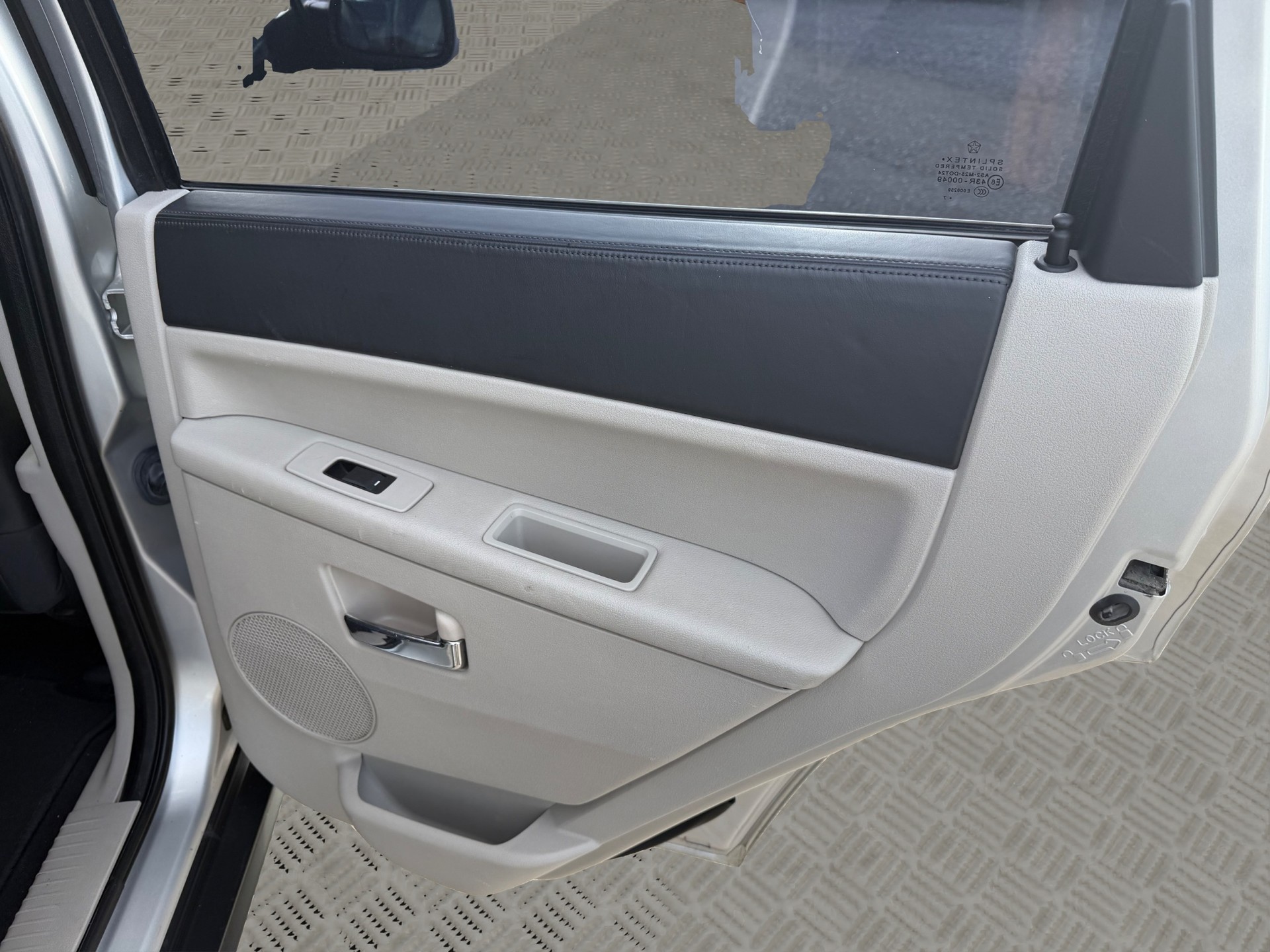 JEEP Grand Cherokee 3.0 CRD Laredo Automatic-image-17