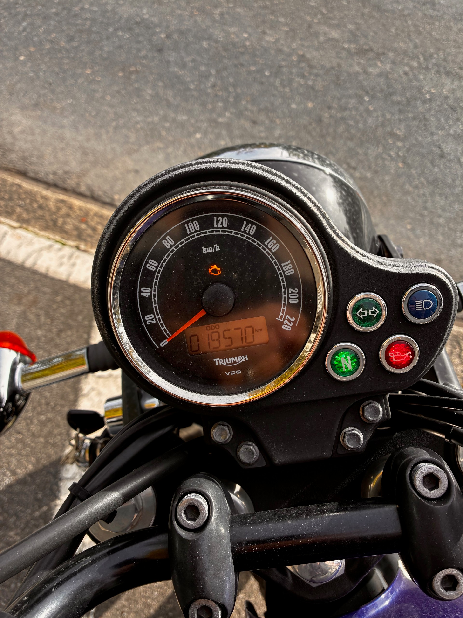 TRIUMPH Bonneville 900 T 100-image-4