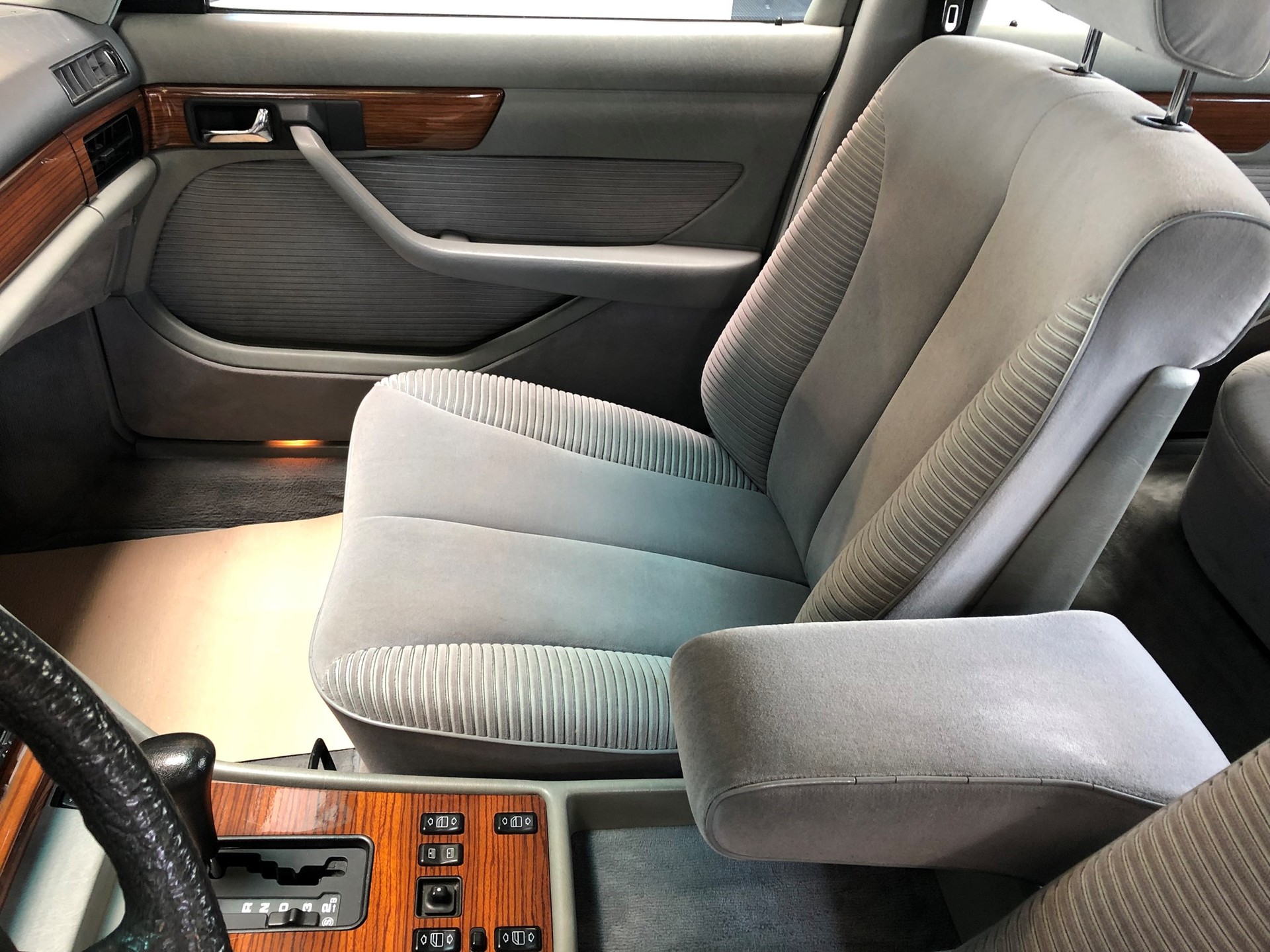 MERCEDES-BENZ 420 SEL-image-24