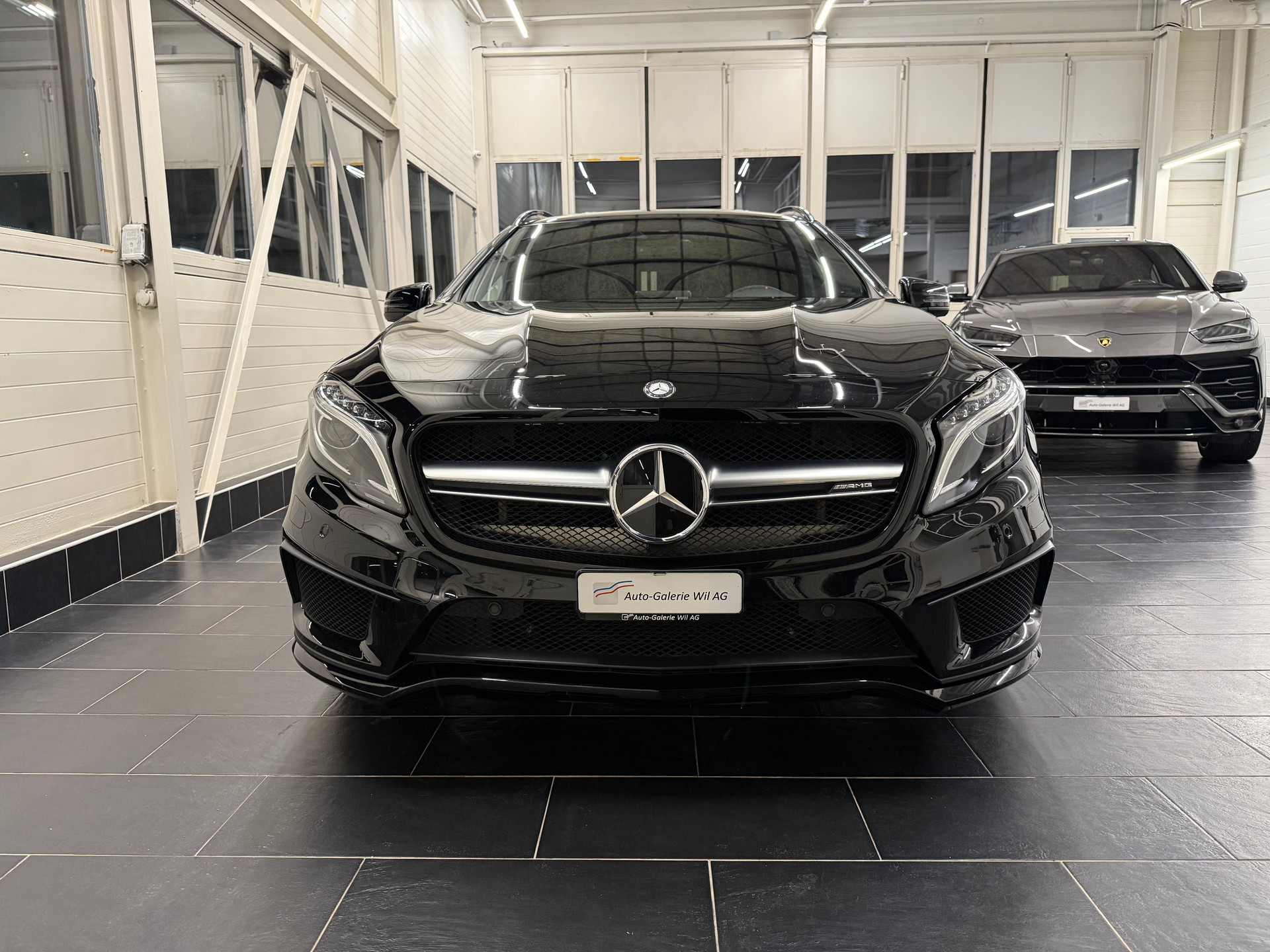 MERCEDES-BENZ GLA 45 AMG 4Matic 7G-DCT-showroom-element-1
