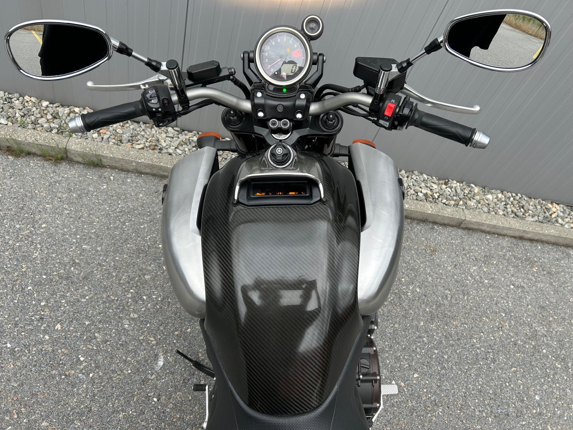 YAMAHA V-MAX 1700 Carbon-image-13