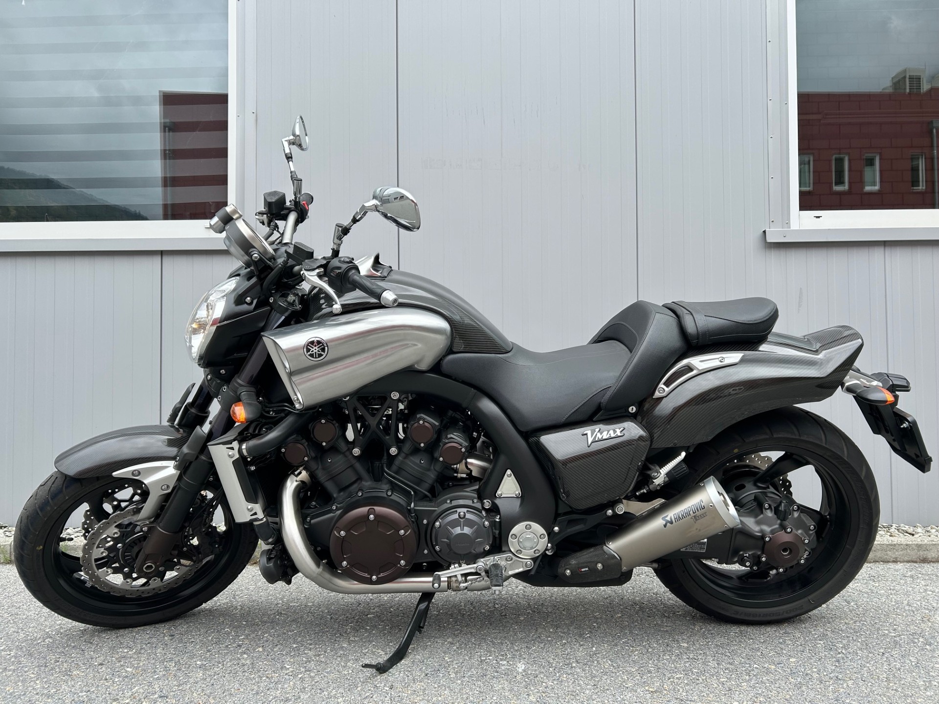 YAMAHA V-MAX 1700 Carbon-image-1