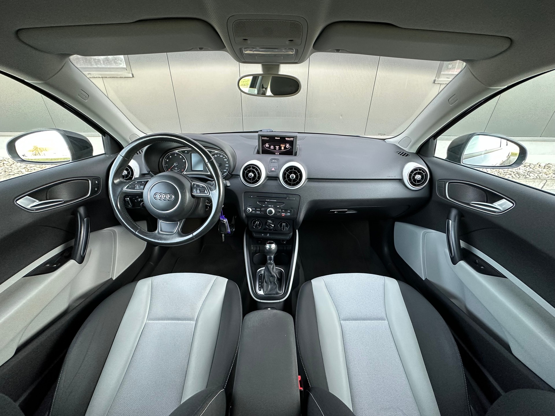 AUDI A1 1.4 TFSI Attraction S-tronic-image-12