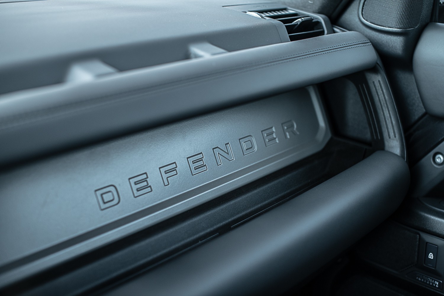 LAND ROVER Defender 130 300 X D HSE-image-15