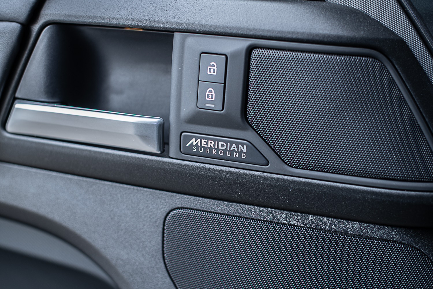 LAND ROVER Defender 130 300 X D HSE-image-12