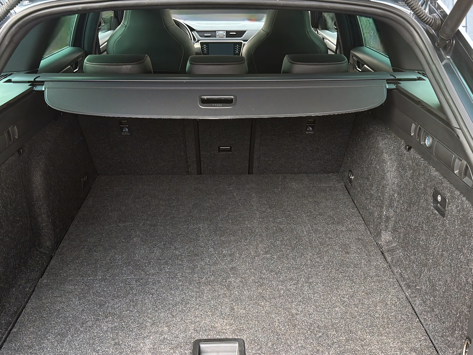 SKODA Superb Combi 2.0 TDi SportLine 4x4 DSG-image-18