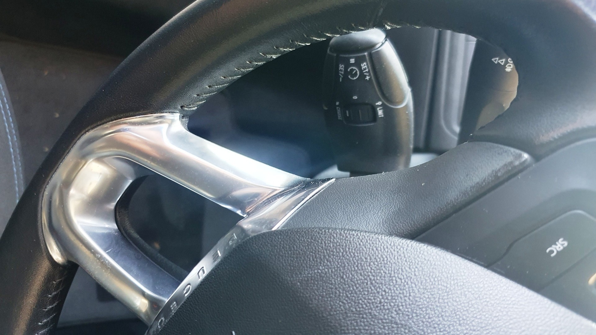 PEUGEOT 208 1.2 PureTech Style EAT6-image-15