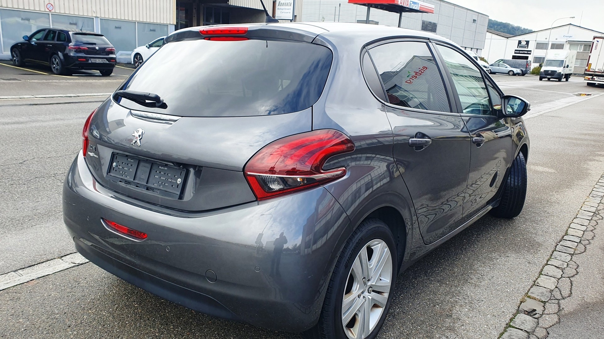 PEUGEOT 208 1.2 PureTech Style EAT6-image-9
