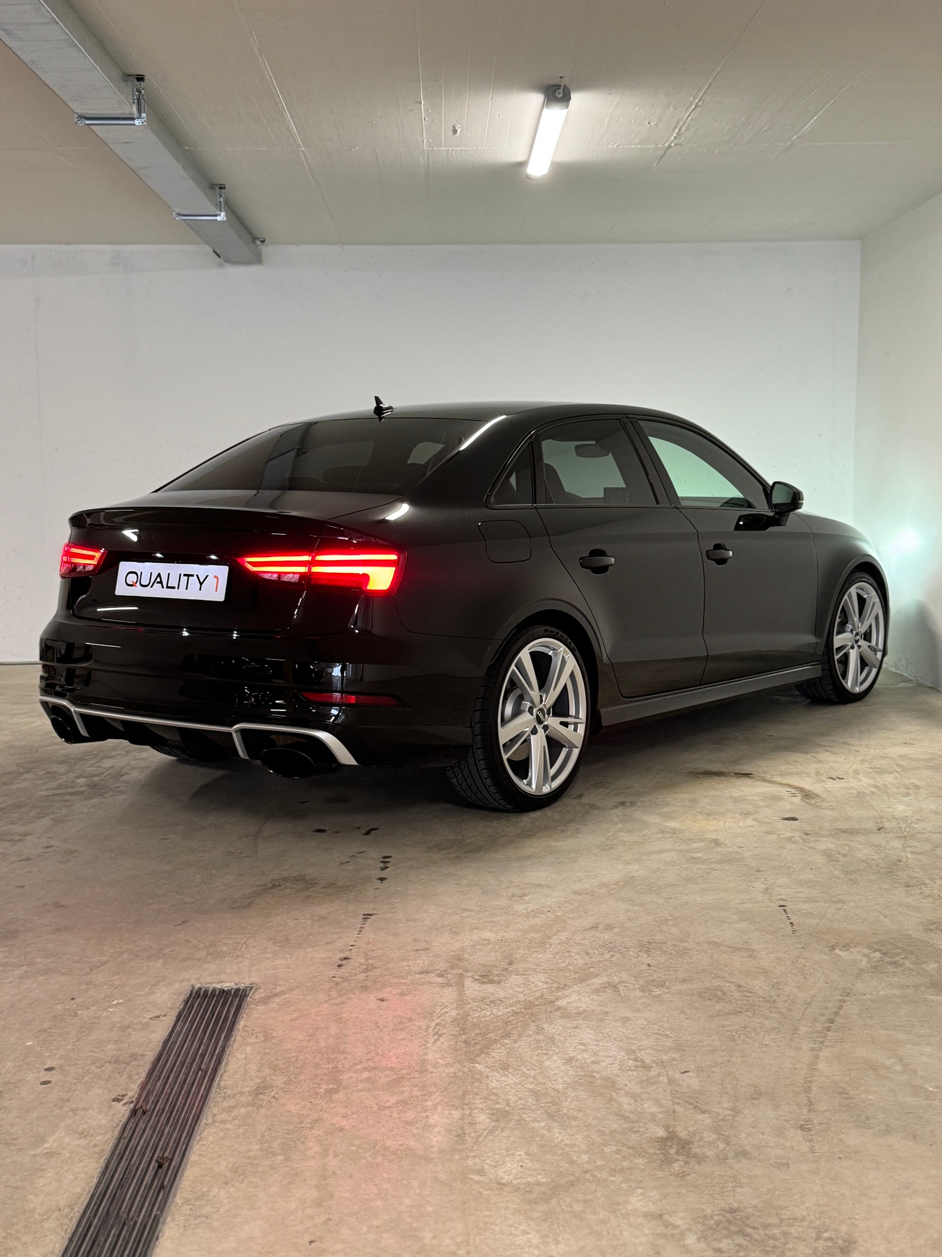 AUDI RS3 Limousine 2.5 TSI quattro S-tronic *Erste Hand*-image-3